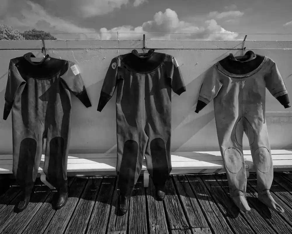 Trajes de neopreno secándose