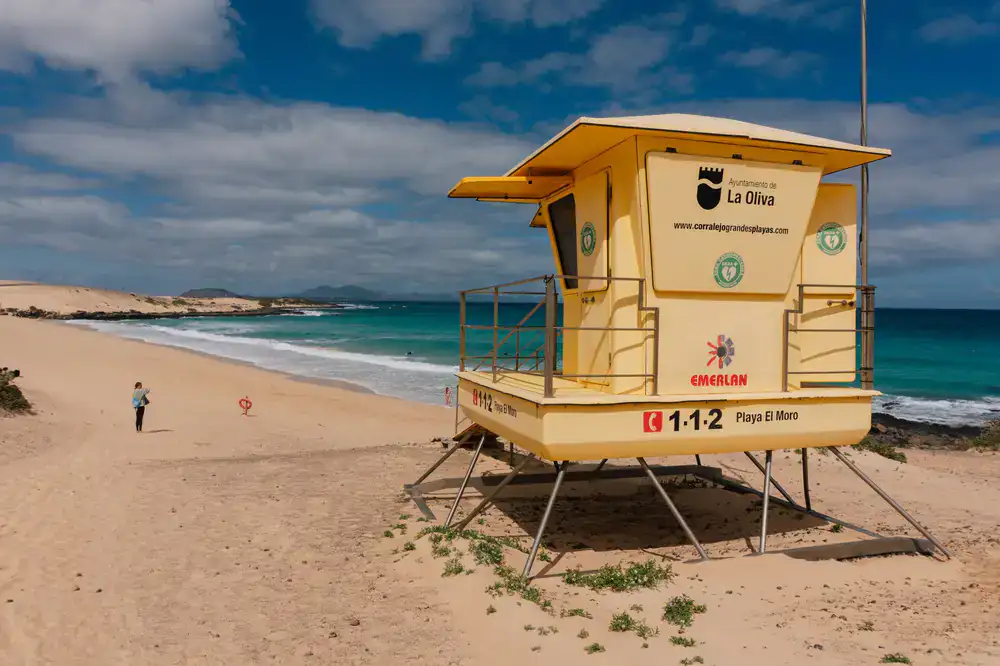 Reloj y calendario en la playa