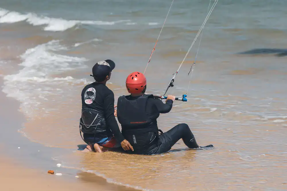 Instructor y alumno en el agua